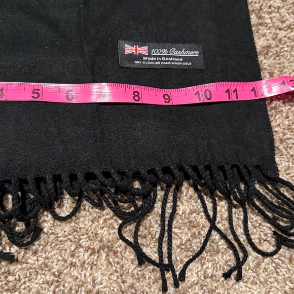 Oversized unisex 100% cashmere soft & cozy fringed scarf from Scotland - EUC! - Picture 5 of 6